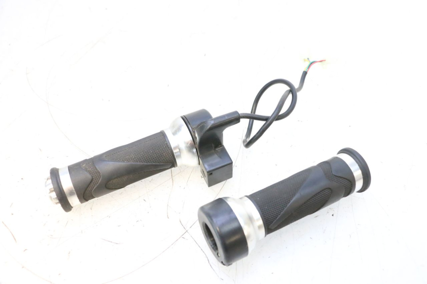 photo de THROTTLE GRIP EFUN PUSA 1 - Technical close-up