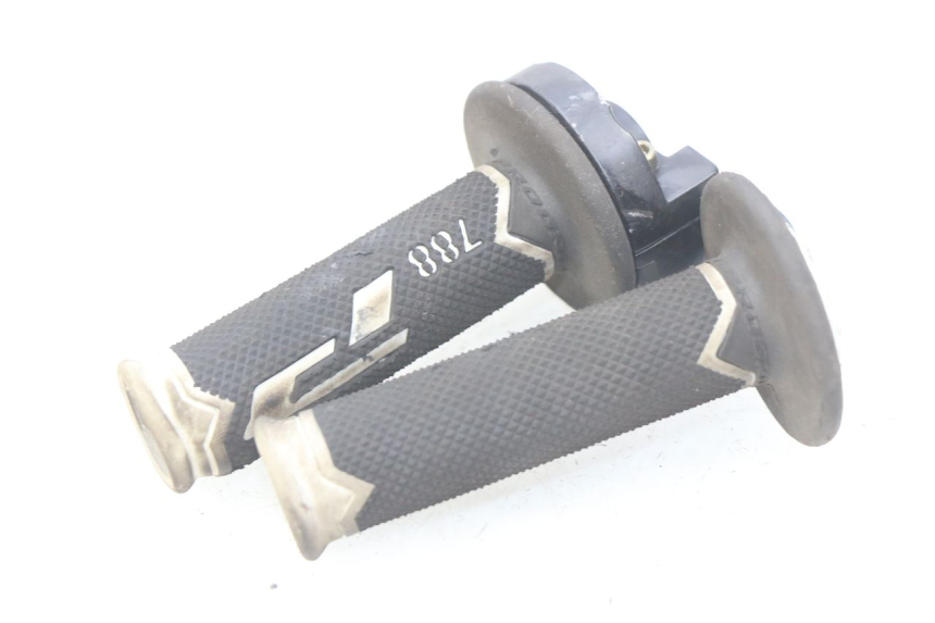 photo de THROTTLE GRIP APOLLO RFZ 125 - Technical close-up
