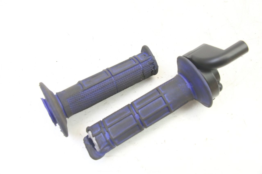photo de THROTTLE GRIP APOLLO RFZ 125 - Fixing points details