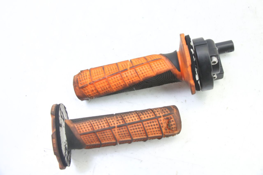 photo de THROTTLE GRIP APOLLO RFZ 125 - Technical close-up