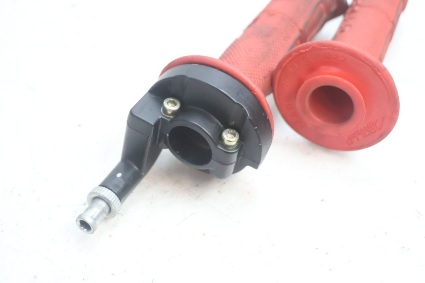 photo de THROTTLE GRIP APOLLO RFZ 125 - Zoom on usage condition