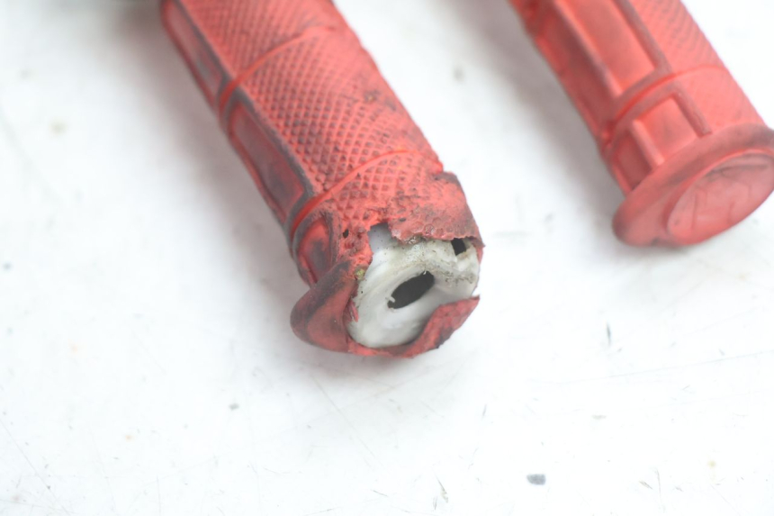 photo de THROTTLE GRIP APOLLO RFZ 125 - Technical close-up