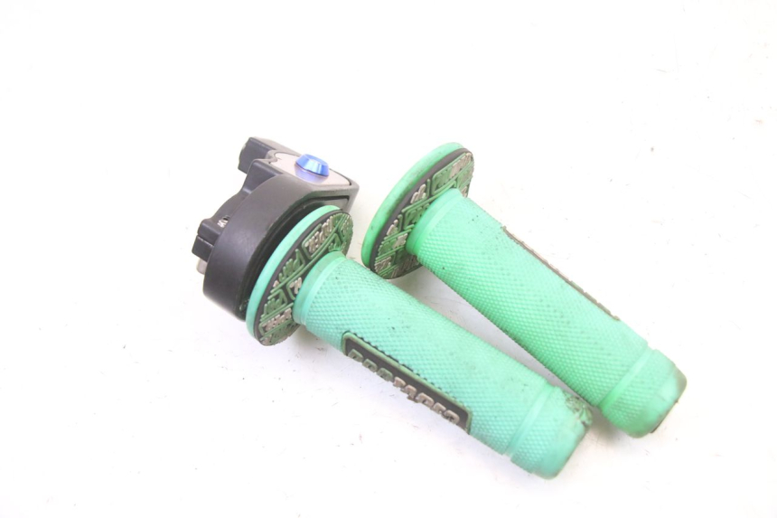photo de THROTTLE GRIP APOLLO RXF 125 - Zoom on usage condition