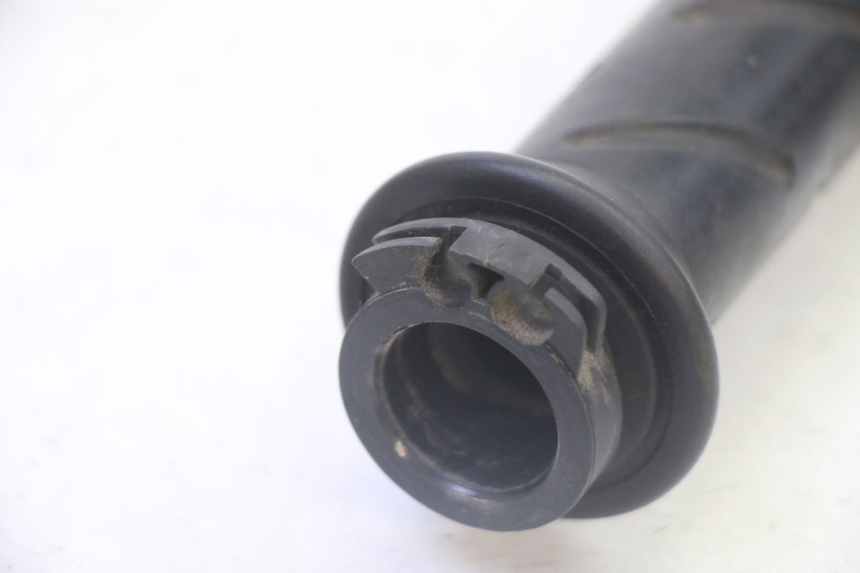 photo de THROTTLE GRIP PEUGEOT SATELIS 125 (2010 - 2012) - Zoom on usage condition