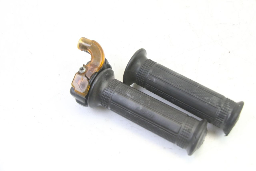photo de THROTTLE GRIP DERBI SENDA SM DRD 50 (2008 - 2013) - Zoom on usage condition