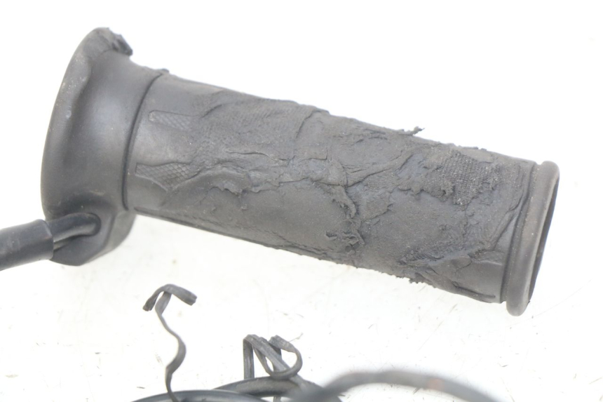 photo de THROTTLE GRIP SUZUKI SIXTEEN 125 (2008 - 2010) - Surface and material condition