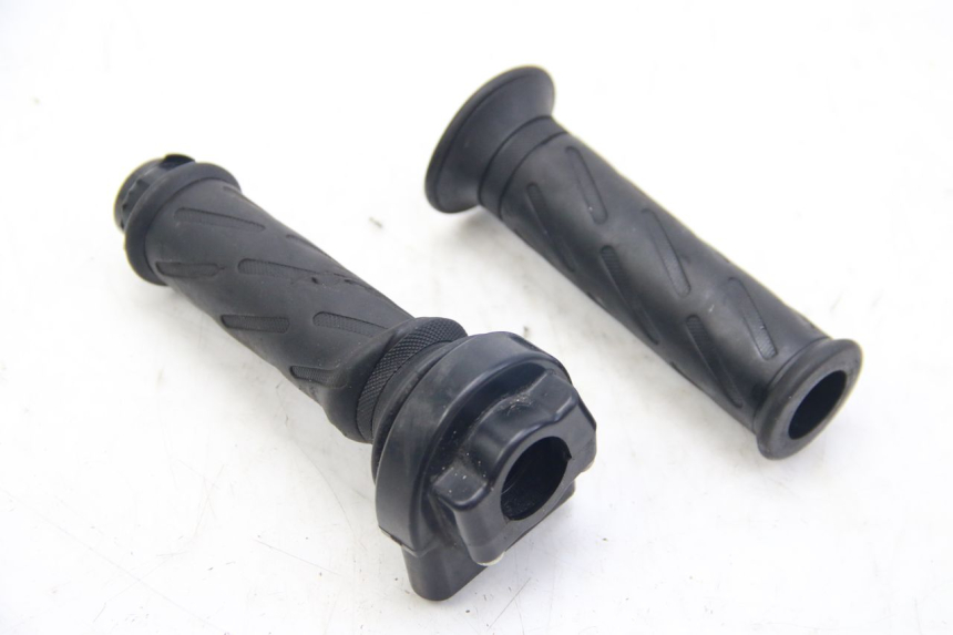 photo de THROTTLE GRIP SUZUKI SIXTEEN 125 (2008 - 2010) - Main view