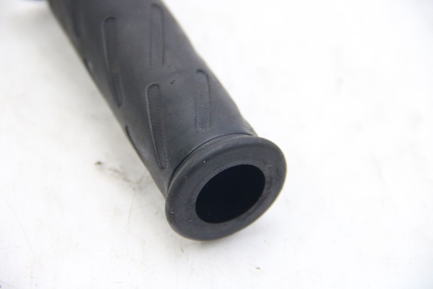 photo de THROTTLE GRIP SUZUKI SIXTEEN 125 (2008 - 2010) - Component detail