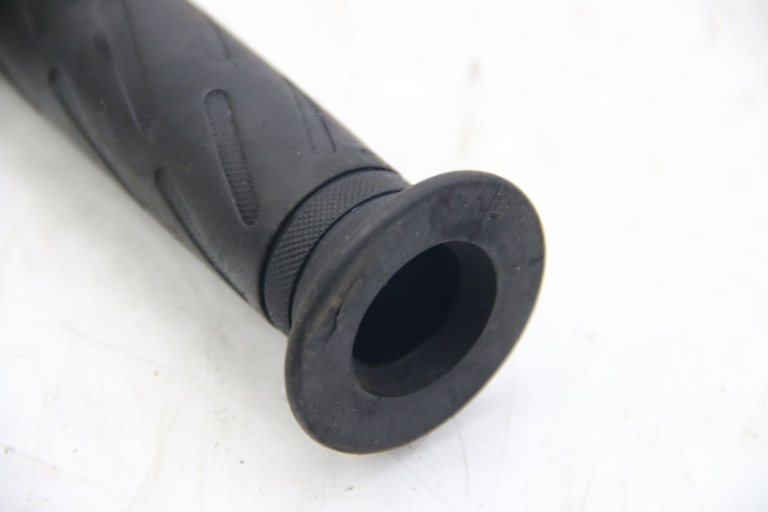 photo de THROTTLE GRIP SUZUKI SIXTEEN 125 (2008 - 2010) - Technical close-up