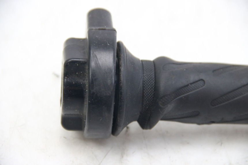 photo de THROTTLE GRIP SUZUKI SIXTEEN 125 (2008 - 2010) - Fixing points details
