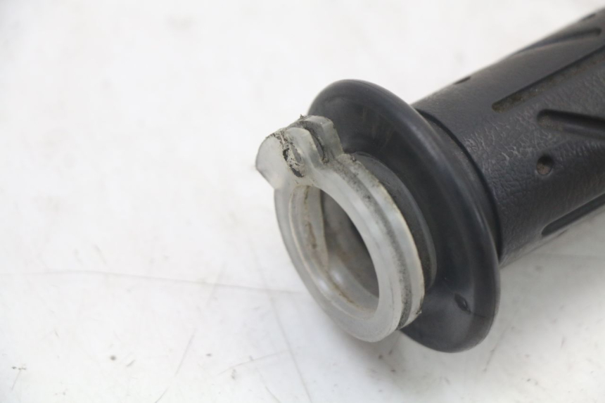 photo de THROTTLE GRIP KYMCO SUPER 8 125 (2008 - 2015) - Zoom on usage condition