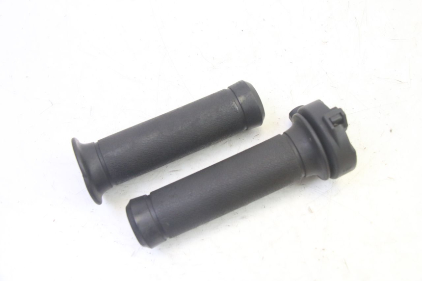 photo de THROTTLE GRIP PEUGEOT TWEET PRO EFI 4T 50 (2021 - 2022) - Zoom on usage condition