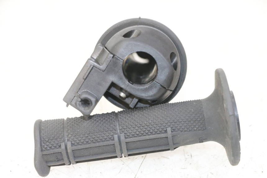 photo de THROTTLE GRIP VENT DERAPAGE 50 (2018 - 2023) - Zoom on usage condition