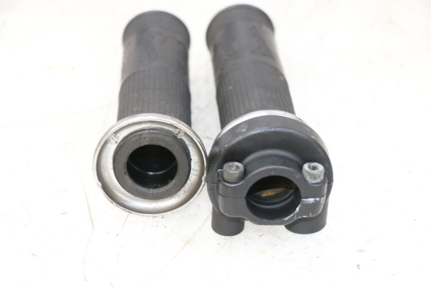 photo de THROTTLE GRIP PIAGGIO VESPA GTS SUPER IE 125 (2009 - 2016) - Fixing points details