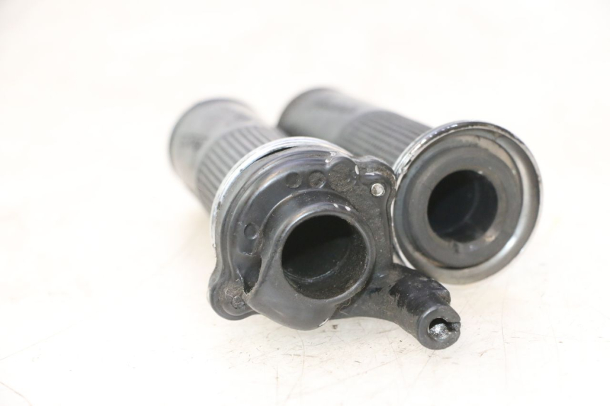 photo de THROTTLE GRIP PIAGGIO VESPA LX 2T 50 (2005 - 2013) - Zoom on usage condition