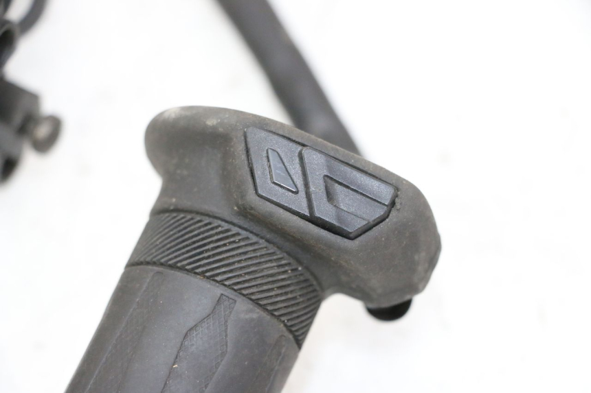 photo de THROTTLE GRIP YAMAHA XMAX X-MAX 125 (2006 - 2009) - Additional view of the item