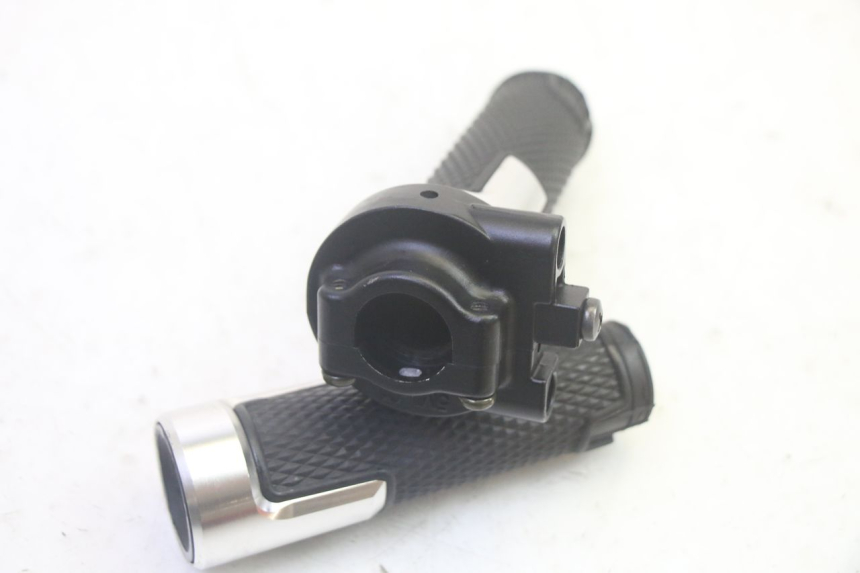 photo de THROTTLE GRIP YAMAHA XMAX X-MAX 125 (2006 - 2009) - Zoom on usage condition