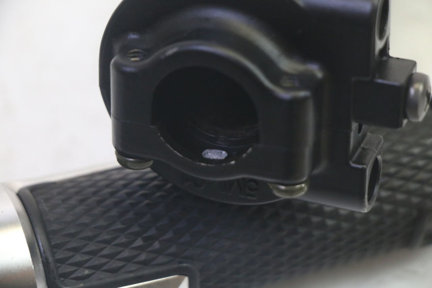 photo de THROTTLE GRIP YAMAHA XMAX X-MAX 125 (2006 - 2009) - Alternative perspective