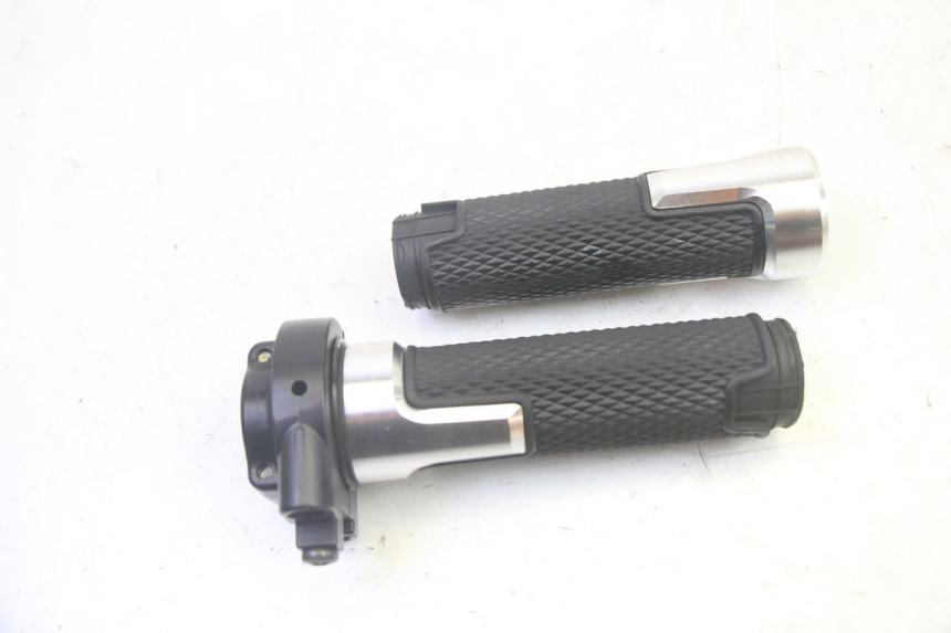 photo de THROTTLE GRIP YAMAHA XMAX X-MAX 125 (2006 - 2009) - Technical close-up