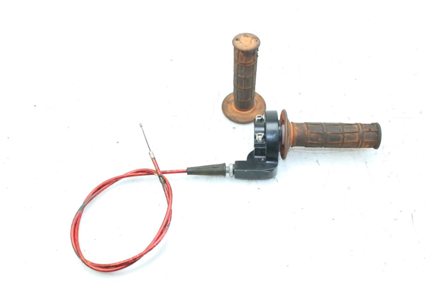 photo de THROTTLE GRIP ZHEJIANG XMOTOS XB-81 50 - Zoom on usage condition