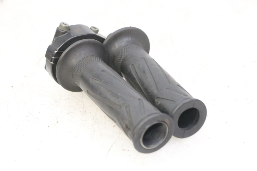 photo de THROTTLE GRIP YAMAHA FZS FAZER 600 (2001 - 2003) - Fixing points details