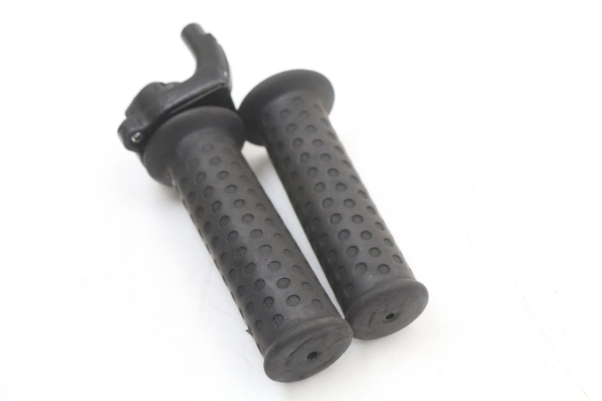 photo de THROTTLE GRIP PIAGGIO ZIP 4T 50 (2018 - 2020) - Alternative perspective