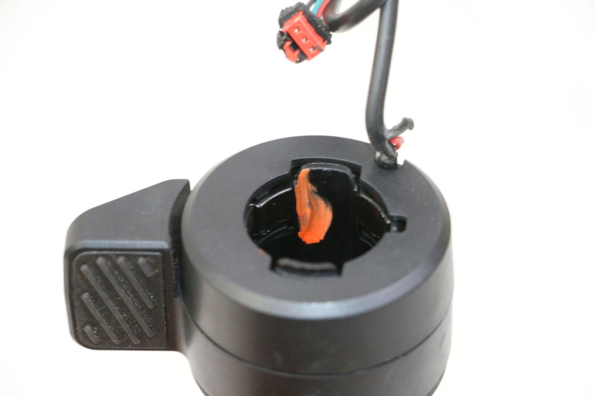 photo de THROTTLE GRIP SEGWAY NINEBOT ZT3 PRO 1 - Zoom on usage condition