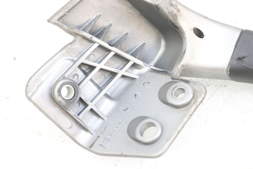 photo de RIGHT GRAB RAIL  PIAGGIO MP3 125 (2006 - 2014) - Zoom on usage condition