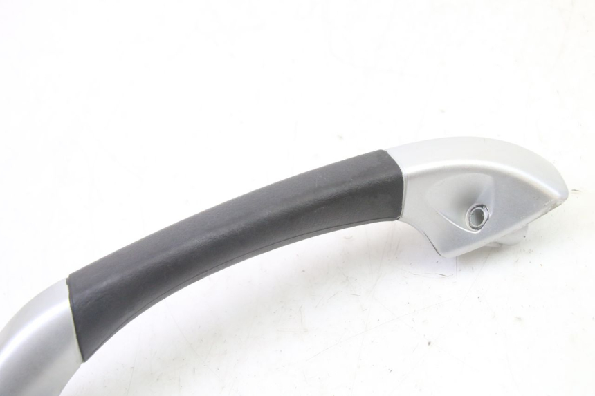photo de LEFT GRAB RAIL  PIAGGIO MP3 RL 250 (2006 - 2010) - Zoom on usage condition