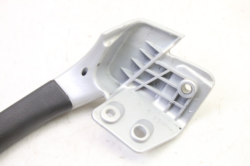 photo de LEFT GRAB RAIL  PIAGGIO MP3 RL 250 (2006 - 2010) - Fixing points details