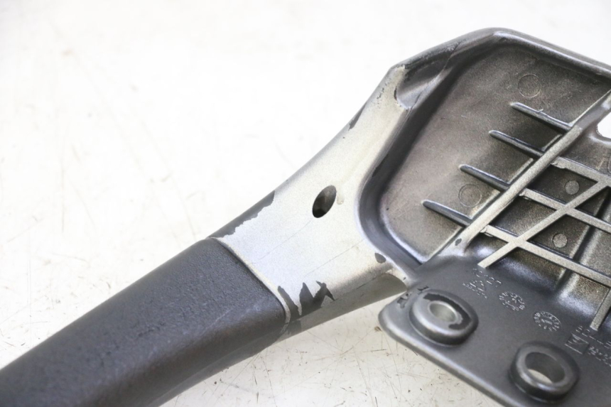 photo de LEFT GRAB RAIL  PIAGGIO MP3 125 (2006 - 2014) - Zoom on usage condition