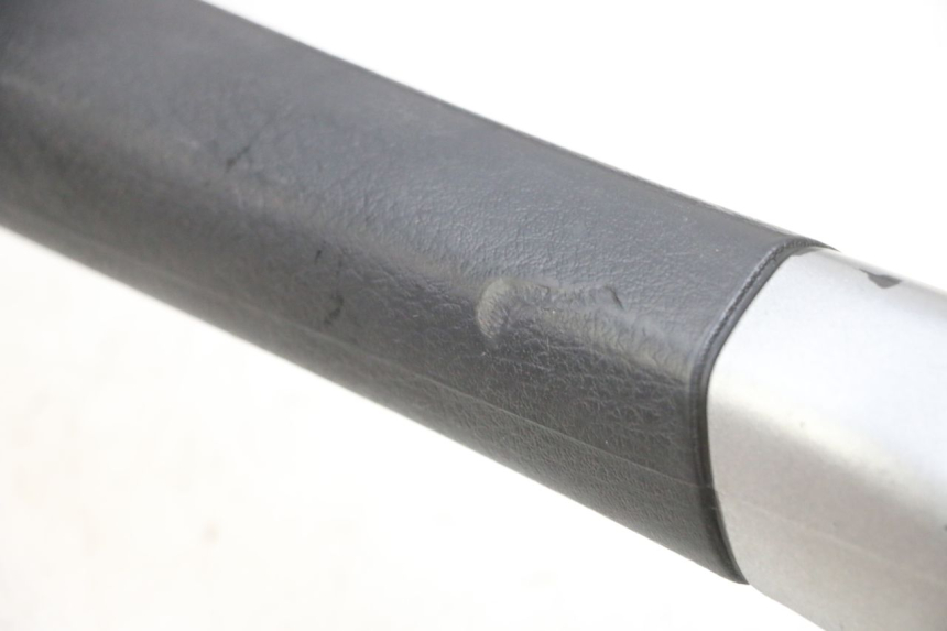 photo de LEFT GRAB RAIL  PIAGGIO MP3 125 (2006 - 2014) - Additional view of the item