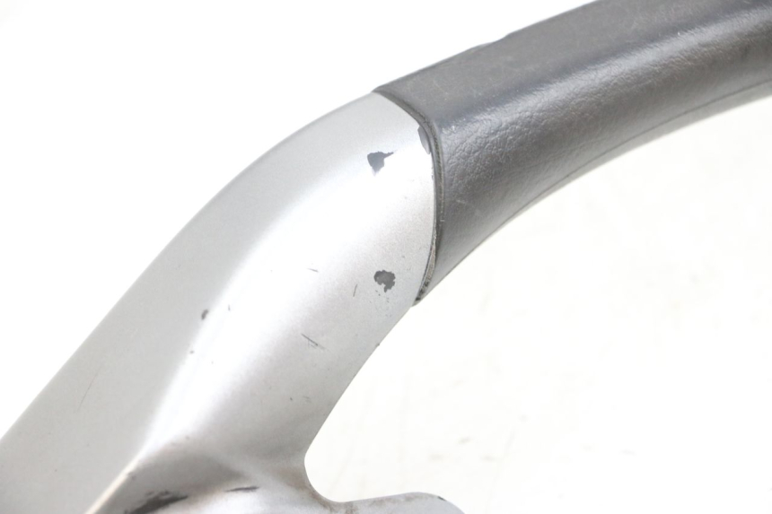 photo de LEFT GRAB RAIL  PIAGGIO MP3 125 (2006 - 2014) - Zoom on usage condition