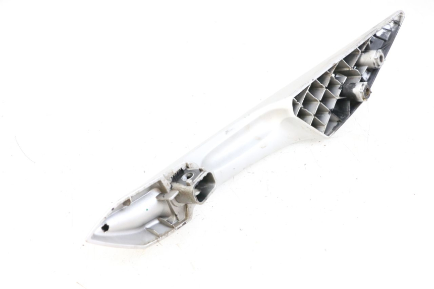 photo de LEFT GRAB RAIL  PEUGEOT SATELIS 125 (2010 - 2012) - Zoom on usage condition