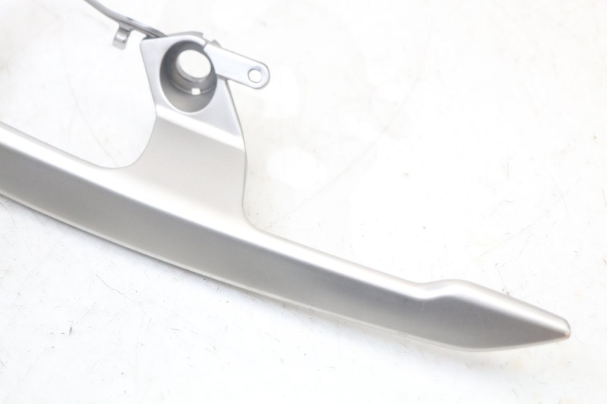 photo de LEFT REAR HANDLEBAR YAMAHA XMAX X-MAX ABS 125 (2017 - 2020) - Zoom on usage condition