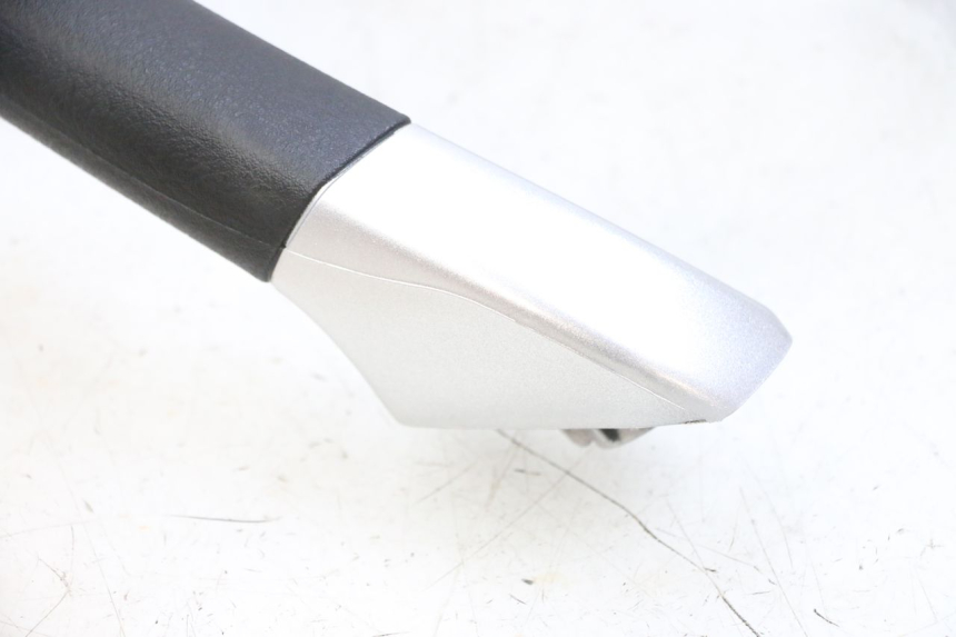 photo de GRAB RAIL PIAGGIO MP3 RL 250 (2006 - 2010) - Fixing points details