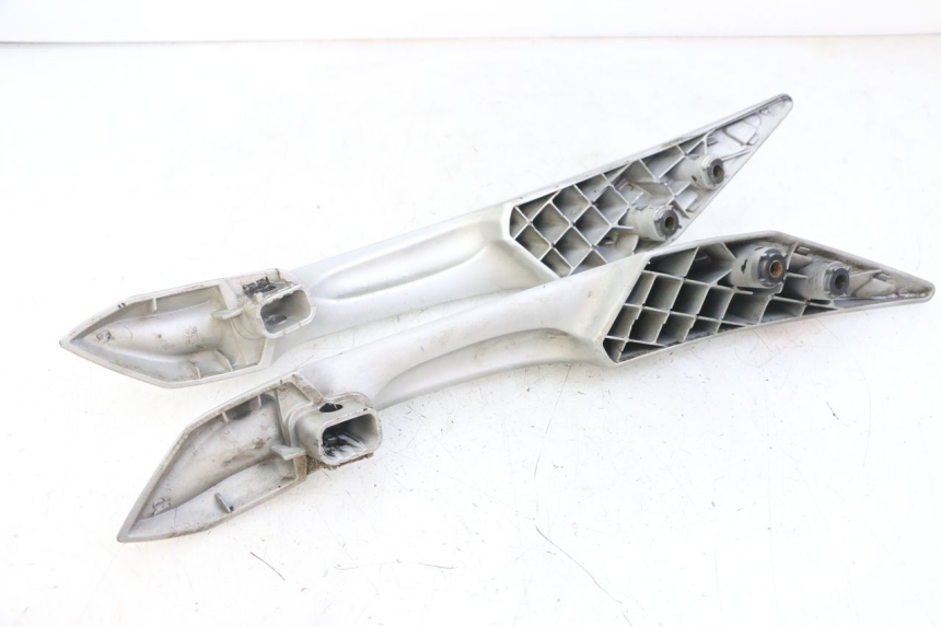 photo de GRAB RAIL PEUGEOT SATELIS 125 (2013 - 2018) - Alternative perspective