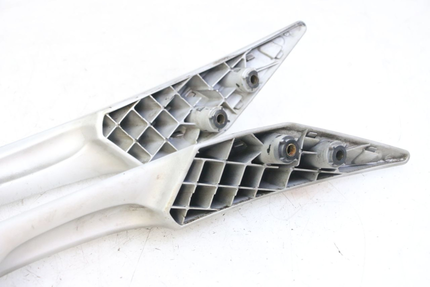 photo de GRAB RAIL PEUGEOT SATELIS 125 (2013 - 2018) - Technical close-up