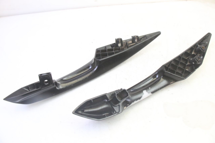 photo de GRAB RAIL PEUGEOT SATELIS 125 (2013 - 2018) - Fixing points details