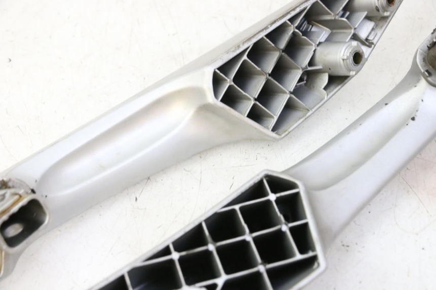 photo de REAR HANDLEBARS PEUGEOT SATELIS 125 (2006 - 2009) - Technical close-up