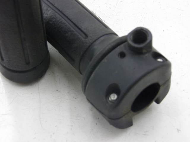 photo de HANDLEBAR GRIP HONDA FES PANTHEON 125 (2003 - 2007) - Zoom on usage condition