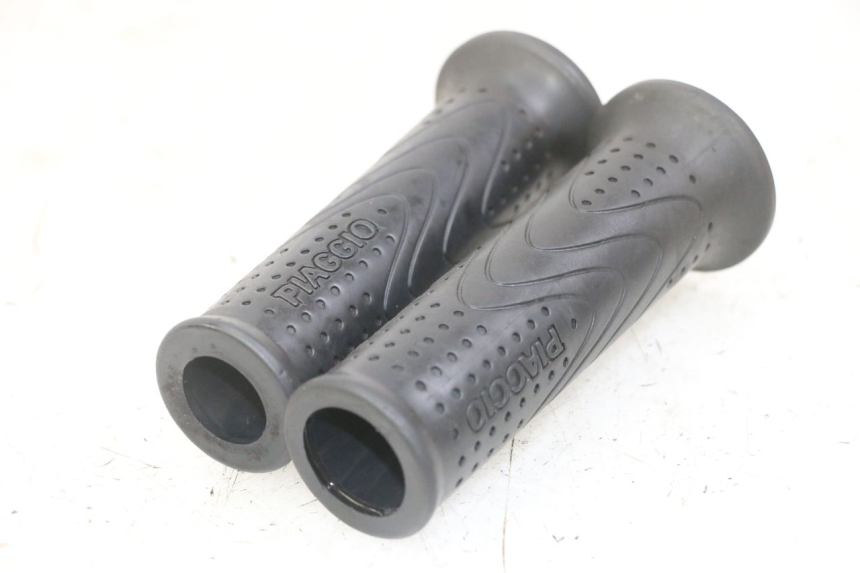 photo de HANDLEBAR GRIP PIAGGIO MP3 LT 300 (2010 - 2016) - Zoom on usage condition