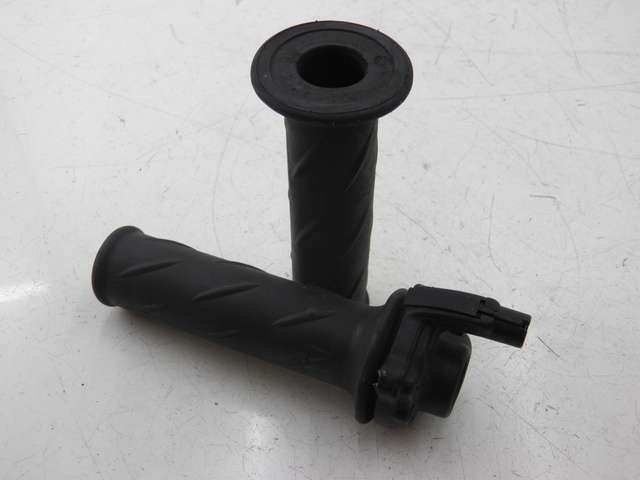 photo de HANDLEBAR GRIP PIAGGIO BEVERLY 125 (1998 - 2005) - Zoom on usage condition