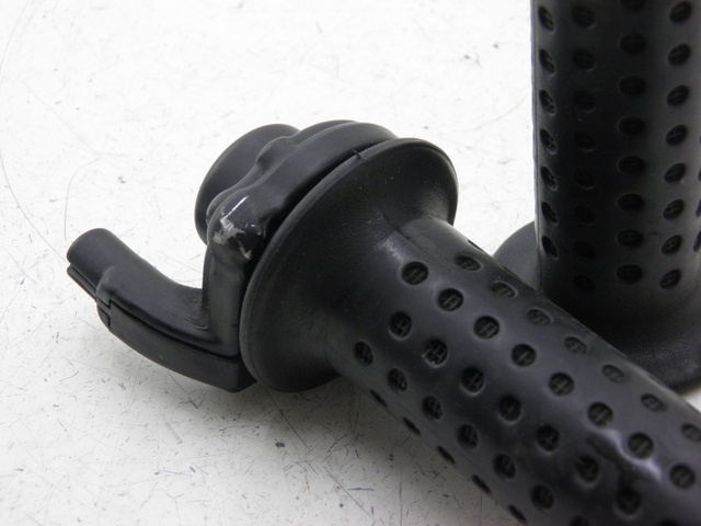 photo de HANDLEBAR GRIP PIAGGIO MP3 RL 125 (2006 - 2014) - Zoom on usage condition