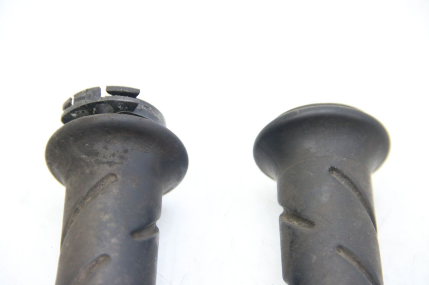 photo de HANDLEBAR GRIP PEUGEOT SATELIS COMPRESSOR K15 125 (2006 - 2009) - Alternative perspective