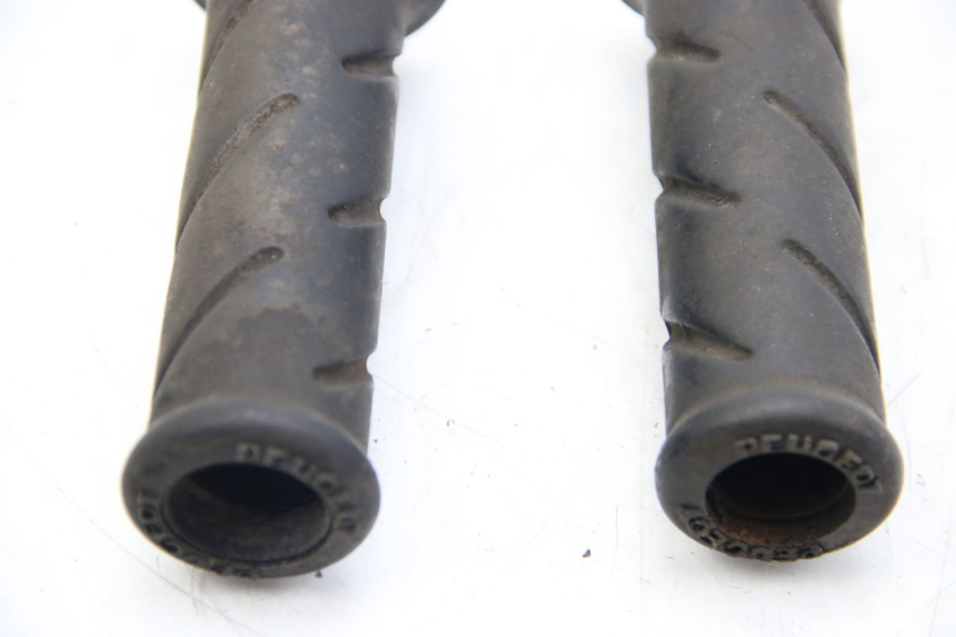 photo de HANDLEBAR GRIP PEUGEOT SATELIS COMPRESSOR K15 125 (2006 - 2009) - Technical close-up