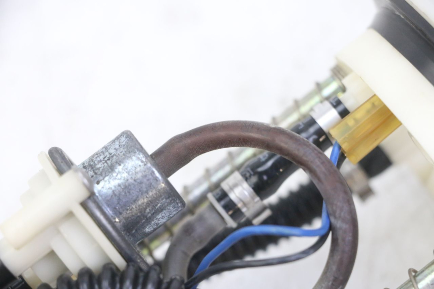 photo de FUEL PUMP PEUGEOT ELYSTAR 125 (2002 - 2007) - Fixing points details