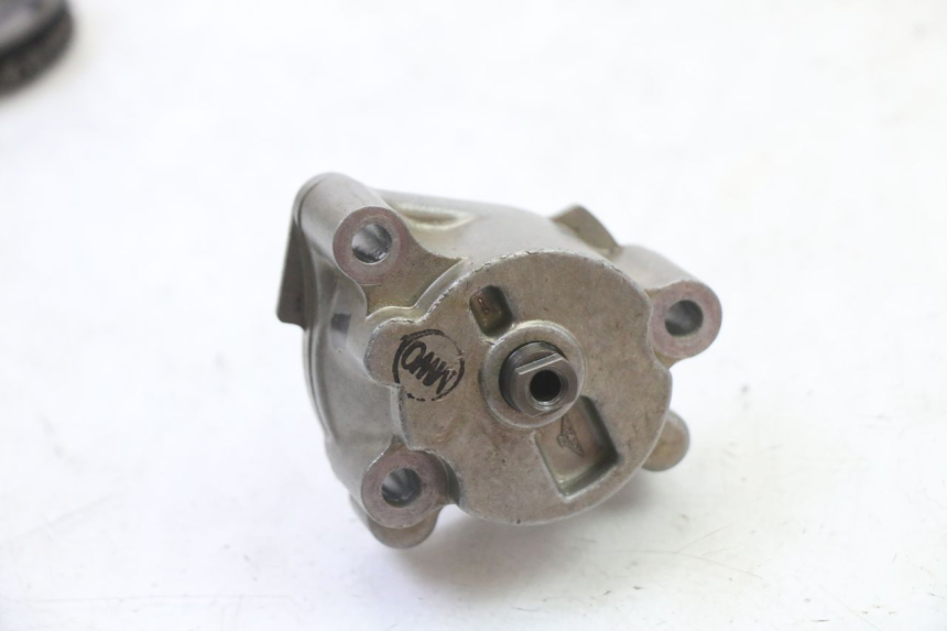 photo de OIL PUMP HONDA CBR RR FIREBLADE 900 (1992 - 1994) - Fixing points details