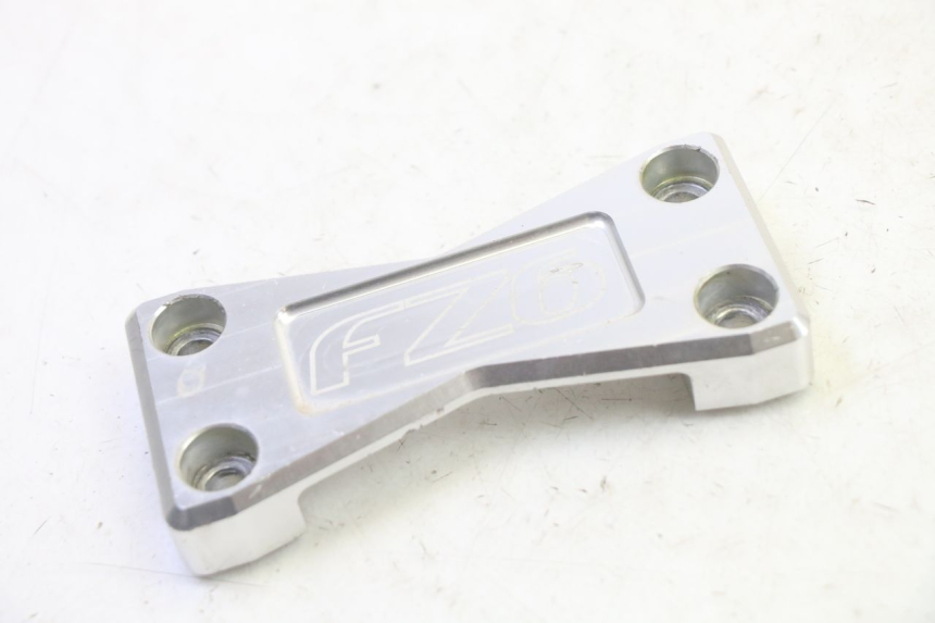 photo de HANDLEBAR CLAMP YAMAHA FZ6 N FAZER 600 (2004 - 2006) - Component detail