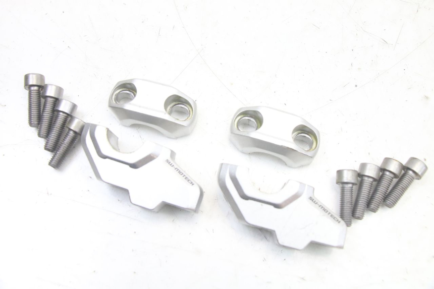photo de HANDLEBAR RISERS SUZUKI GSF S BANDIT 600 (2000 - 2004) - Technical close-up